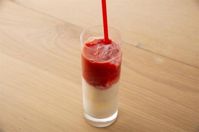 画像: 甘酒のまろやかな味わいにいちごのフレッシュさを 国産フレッシュ苺とクランベリーのジュースにやさしい甘みの甘酒ミルクを合わせた、身体にもうれしいドリンク。 甘酒いちごミルク (ノンアルコール) ¥680
