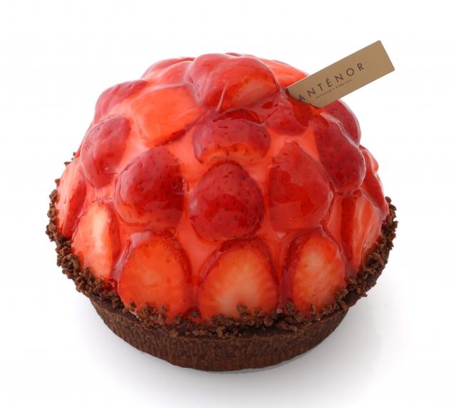画像: 苺のショコラタルト 甘酸っぱい苺のムースとチョコクリームを、カスタードを焼き込んだチョコタルトに重ねました。苺とショコラの香りのハーモニーが絶妙です。 記念日にもおすすめのケーキです。 販売価格:税込 ¥2,592 直径 12cm 税込 ¥3,672 直径 15cm 販売期間:1月 15 日~ 3 月 31日
