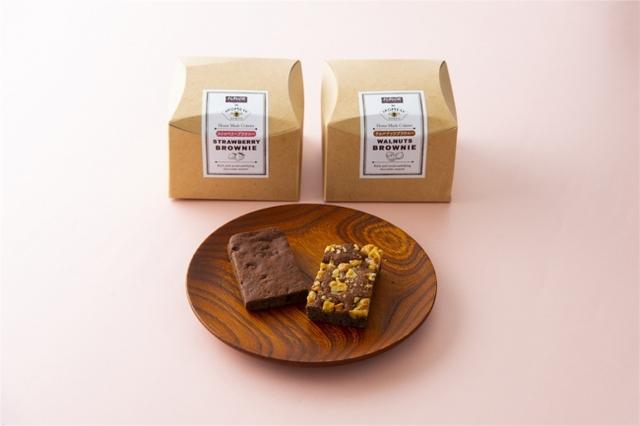 画像: 濃厚なコクと深みを味わう こだわりのチョコレートをベースに、大きくカットしたクルミ(ウォールナッツ)と、ストロベリーの2種類。ケーキを超える濃厚なコクと深み、クッキーにはないしっとり感が備わっているおいしさ。 FLAVOR×AKOMEYA ストロベリーブラウニー ¥1,000/ウォルナッツ ブラウニー ¥800