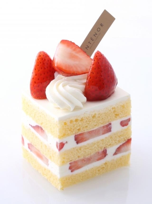 画像: 旬苺使用 ショートケーキ しっとりスポンジに北海道産生クリームをブレンドしたまろやかなクリームと、酸味と甘みのバランスのよい旬苺をサンド。人気 NO.1のケーキを旬苺でさらに美味しくお届けします。 販売価格:税込 ¥594 販売期間:1月 15 日~ 2 月 28 日
