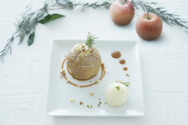 画像: BAKED APPLE CUSTARD WITH ICE CREAM