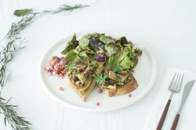 画像: MUSHROOM OPEN-FACED SANDWICH WITH HERBS
