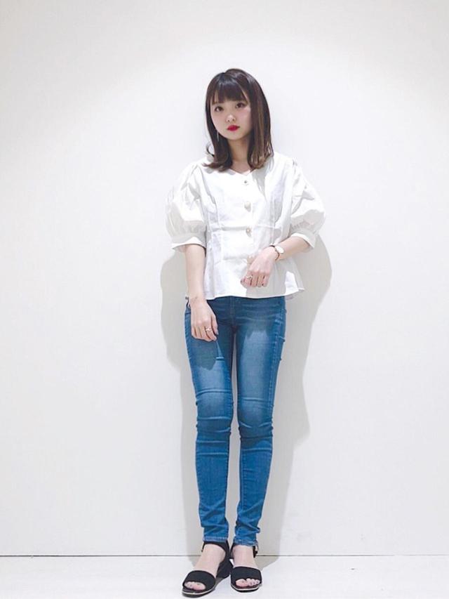 画像: 半袖ブラウス×スキニージーンズ