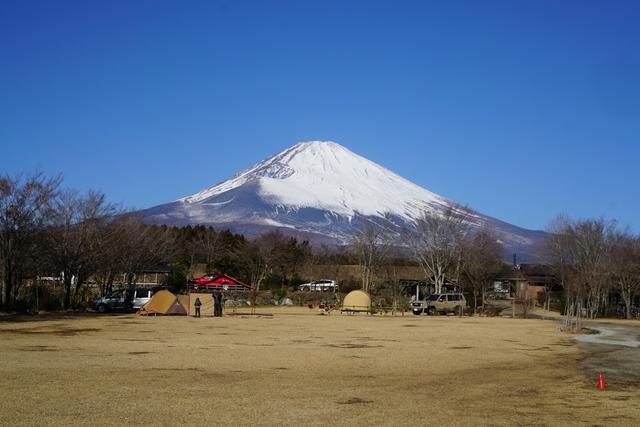 画像: 天気のいい日には、ドカンと富士山が見えるやまぼうしオートキャンプ場