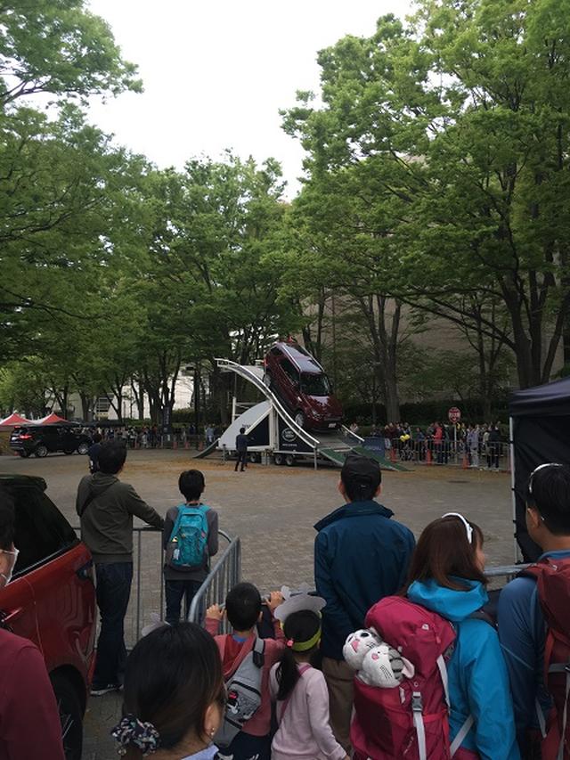 画像: 三菱自動車の激しい坂道体験