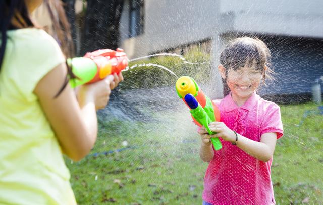 画像: 子どもと一緒にテント設営や薪拾い! 子ども用の軍手や遊び道具を準備しよう
