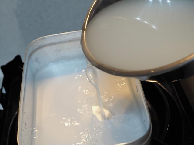 画像: お米のとぎ汁を使ってシーズニングします。