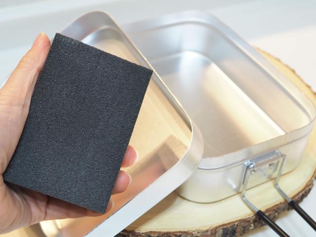 画像: 100円ショップ「セリア」で購入した『スポンジやすり細目#240』