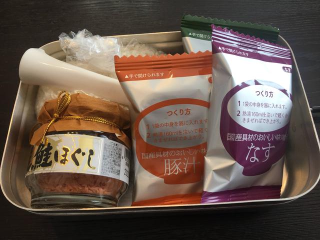 画像: ラージサイズのメスティンに、お米1.5合・しゃもじ・鮭の瓶詰・フリーズドライおみそ汁を入れてみました。この量でもしっかりふたを閉めることができます。