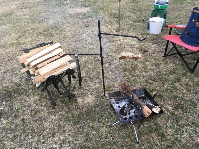 画像: ひたすら肉を煙で燻す風景