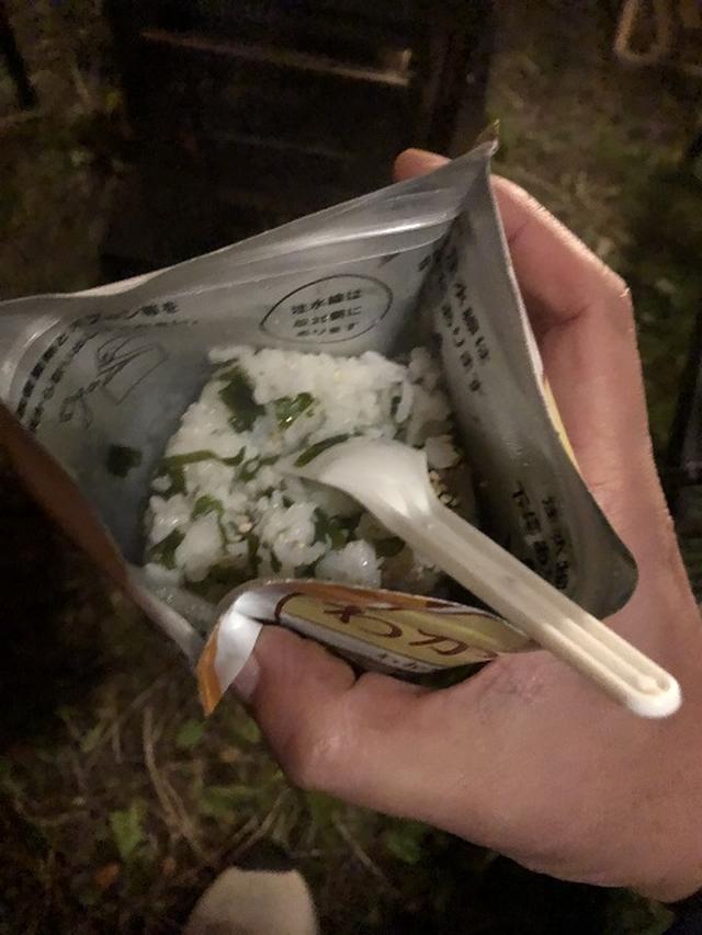 画像: ある日のキャンプ飯・お湯を入れるだけのアルファ米。うまいです