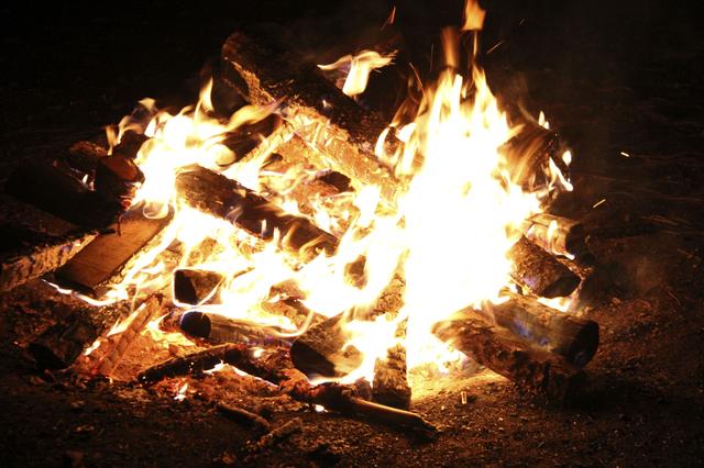 画像: 焚き火やBBQの臭い対策は必須! 衣類消臭スプレーをキャンプに持っていくのがおすすめ