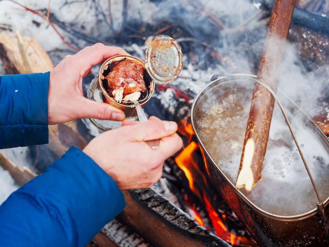 画像: 「ソロキャンプ」こそ簡単な「缶詰おかず」がおすすめ!
