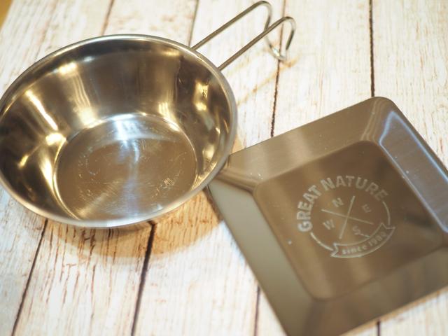 画像: 使い勝手の良い【セリア】のステンレス食器 使いやすいシェラカップ風とコンパクトサイズのお皿です。ステンレスは汚れや油に強いので、キャンプの食器としては一番です。