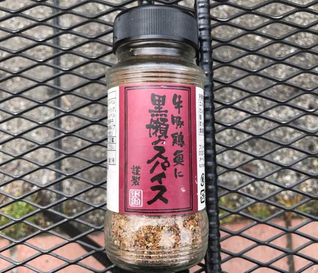 画像2: 筆者おすすめの味付けは「黒瀬スパイス」 自作ネギニンニク油も、チャーシューとの相性抜群