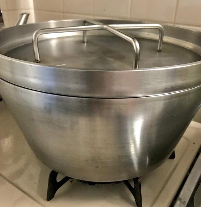 画像1: 燻製器がなくても作れる! 豚バラブロックが収まるサイズの「蓋付き鍋」を用意しよう