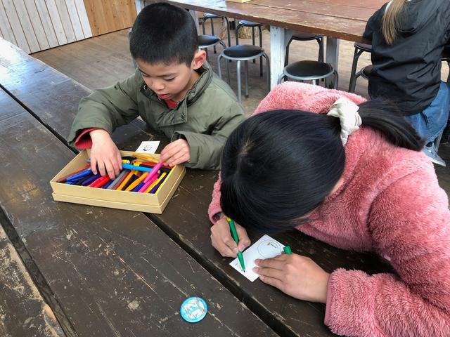 画像: 子供たちも夢中のバッジ作り 画像:筆者撮影