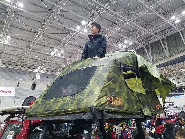 画像: 天井から顔も出せます(撮影・編集部)