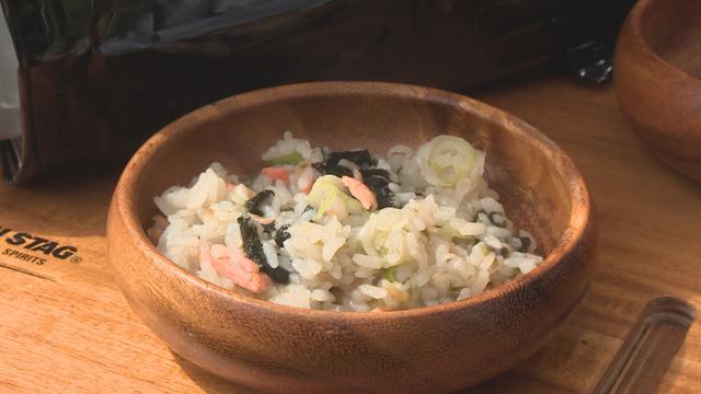 画像: コンビニおにぎり雑炊、完成です。木の食器はご家庭でも使っているそうです。
