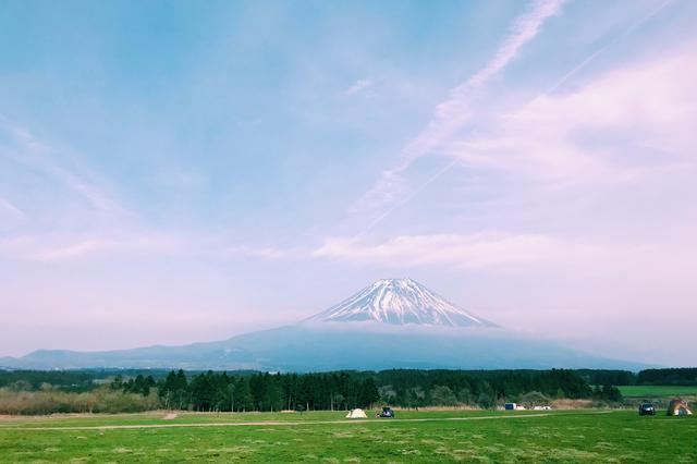 画像: 平らな草原のふもとっぱらキャンプ場 futaricampguide.com