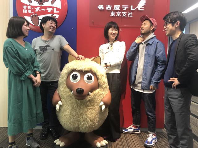 画像: 編集部のメンバーもキャンプ経験は様々!中央は名古屋テレビ放送のキャラクター「ウルフィー」です