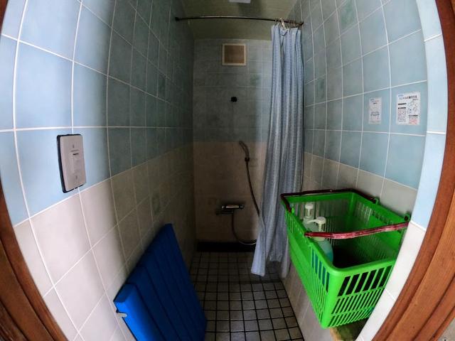 画像: シャワーが使えるのはさすが海辺のキャンプ場:著者撮影