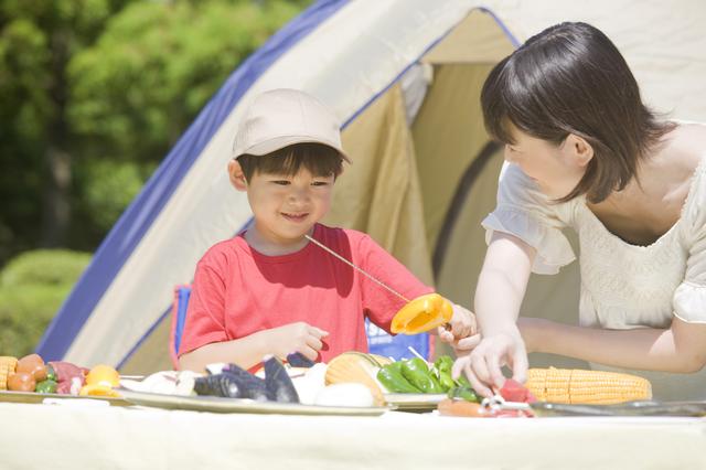 画像: 3~4歳ならキャンプデビューの年頃! 体力的・精神的に成長した子供なら、リスクも少ない