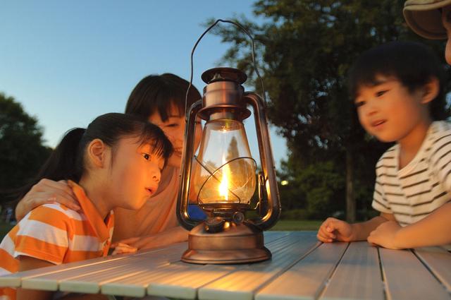 画像: 子供と一緒に簡単にできる! オイルランタンの使い方は、火屋をかぶせて火力を調節するだけ