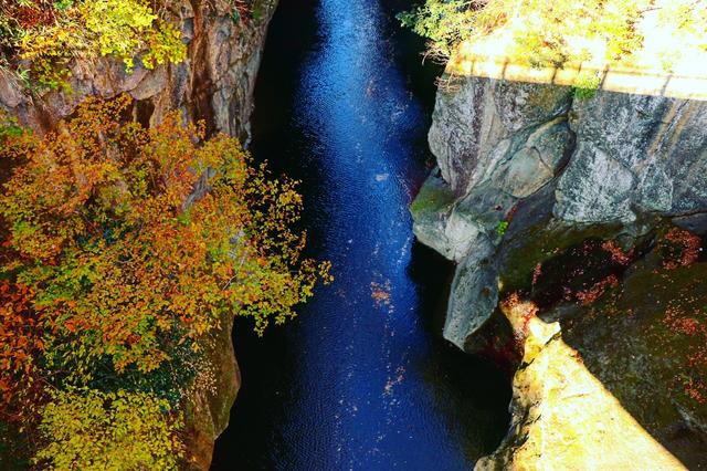 画像: 紅葉が美しい! 車で15分の美しい岩肌の峡谷・磊々峡