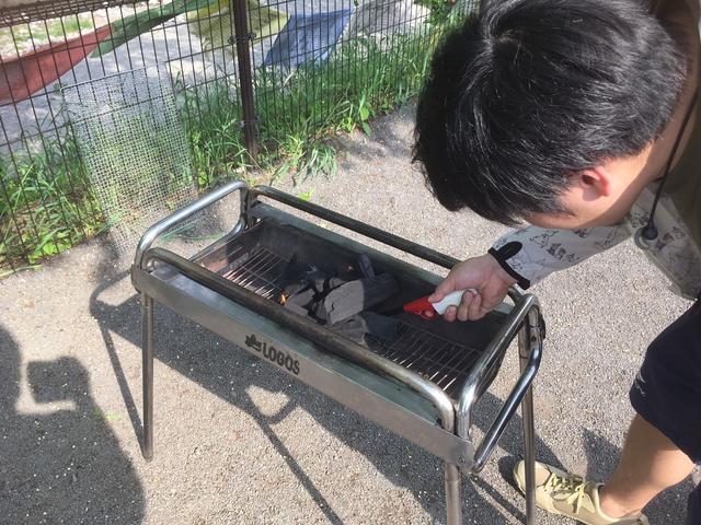画像: 筆者撮影 ※炭の下に着火材を置いて火をつける