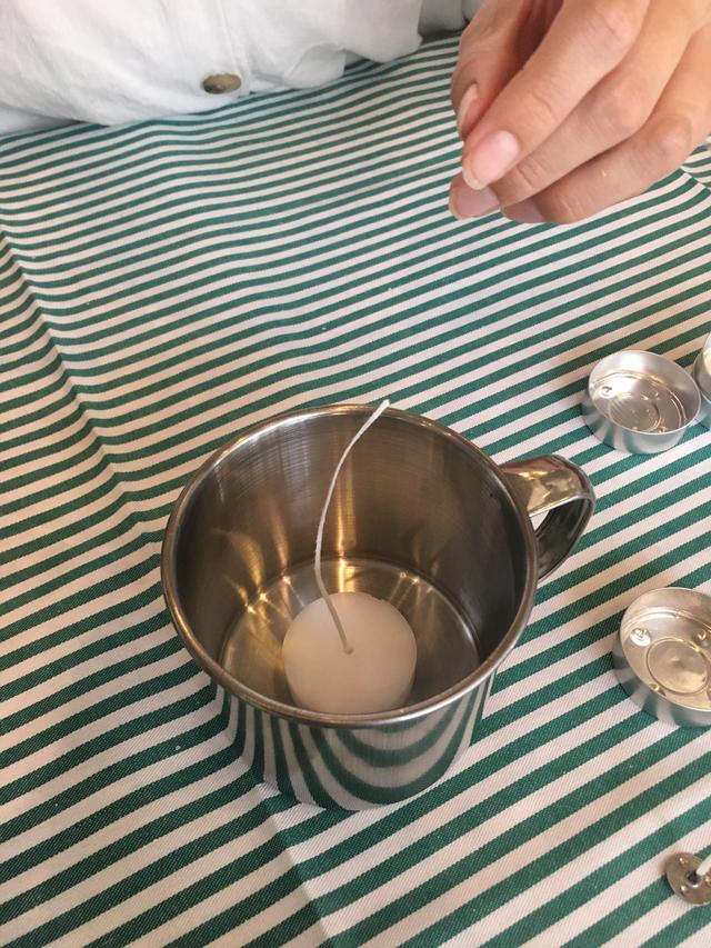 画像: 【解説画像付き!】簡単ステンレスマグカップキャンドルの作り方 キャンドルの穴にタコ糸を通そう
