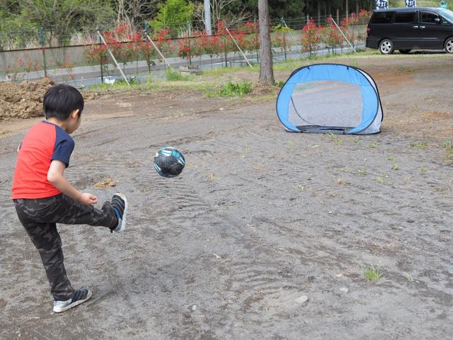 画像: ポップアップタイプのサッカーゴールを持参しました。(画像:筆者撮影)