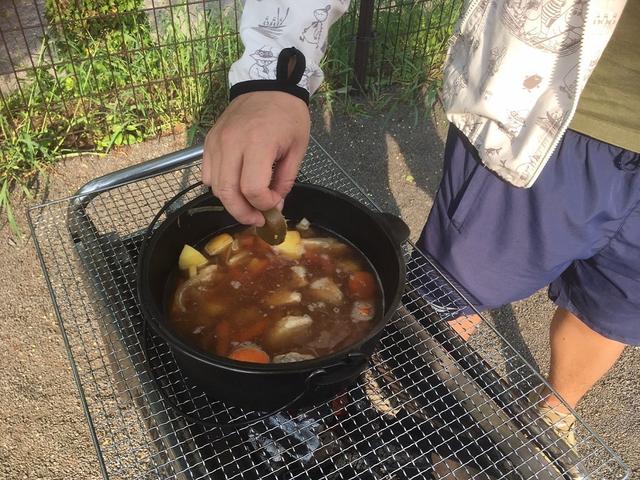 画像: 筆者撮影 ※適当な感じでハウスバーモントカレーのルーを入れます。