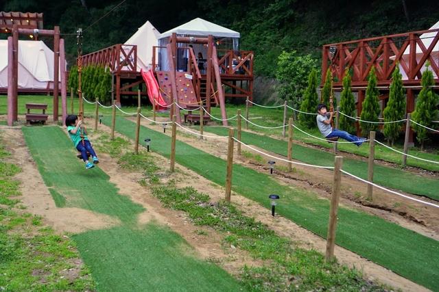 画像: 筆者撮影:ターザンロープは子供ひとりでも乗りやすい高さ