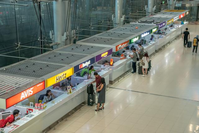 画像: https://jp.123rf.com/ ※スワンナプーム国際空港・レンタカーデスク