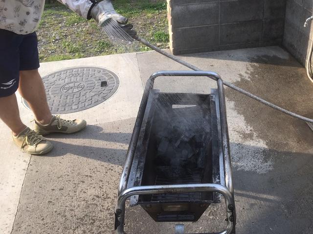 画像: 筆者撮影 ※逃げ腰で炭の黒汁を避けるオカダ タロウ。結構な距離まで水しぶきが飛んでくるので一苦労