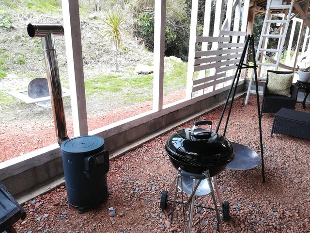 画像: 筆者撮影(貸切小屋の中のBBQコンロと焚火台)