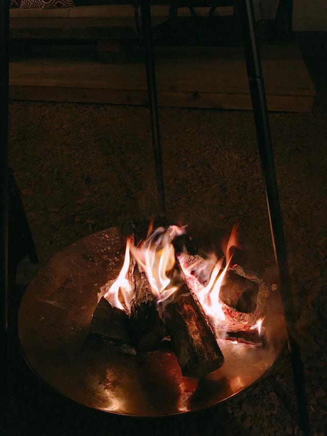 画像: 筆者撮影(貸切小屋の中での焚火)