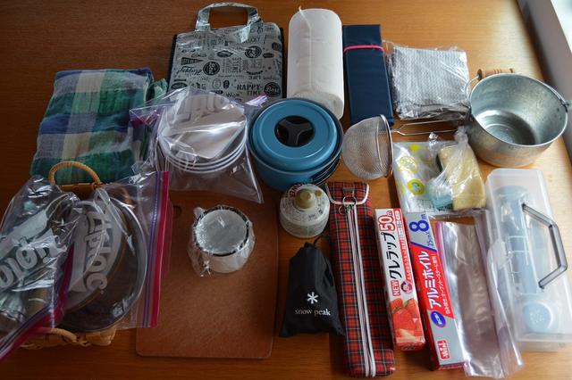 画像: 筆者撮影 マルチクロス・食器類・お鍋・まな板・包丁・ザル・ガスバーナー・調理器具ボックス(菜箸・計量カップ・お玉・竹串・トング2本)・ビニールシート・簡易クッション・ばけつボウル・ラップ・アルミホイル・ビニール袋・ふきん・キッチンペーパー・洗剤・スポンジ