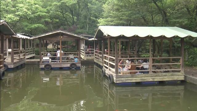 画像: アウトドア・ベース 犬山キャンプ場 水上デッキ デルサタ2019年7月20日放送場面より