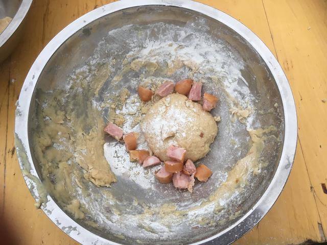 画像: 筆者撮影 ※最終段階のパン生地!? ウインナーは具