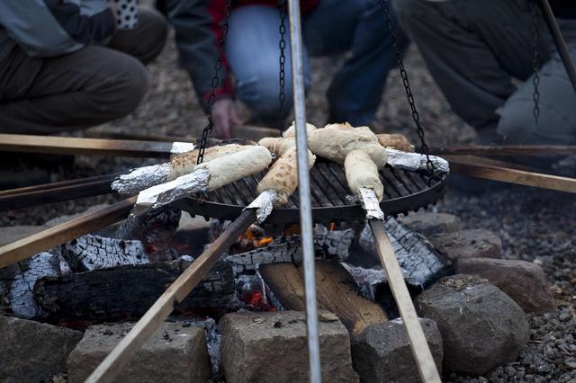 画像: 引用元:123RF ※理想的な焼き方。角材に薄く巻いてあります