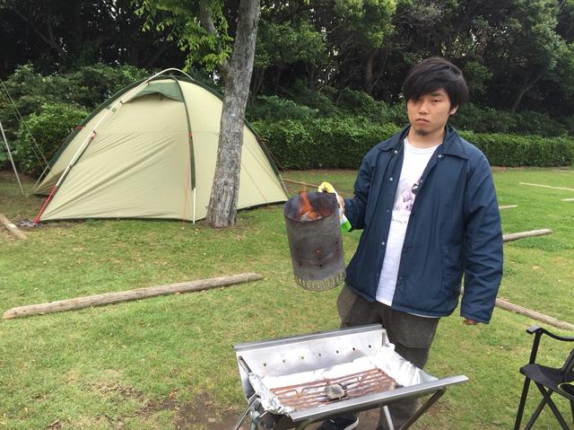 画像: 筆者撮影 ※あら簡単! 着火材に火がつけば煙突効果で炭焼きがスムーズ