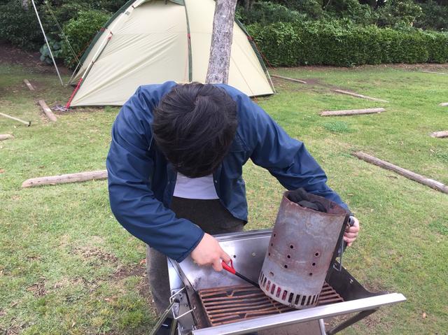 画像: 筆者撮影 ※底部分にある着火材に火をつけます