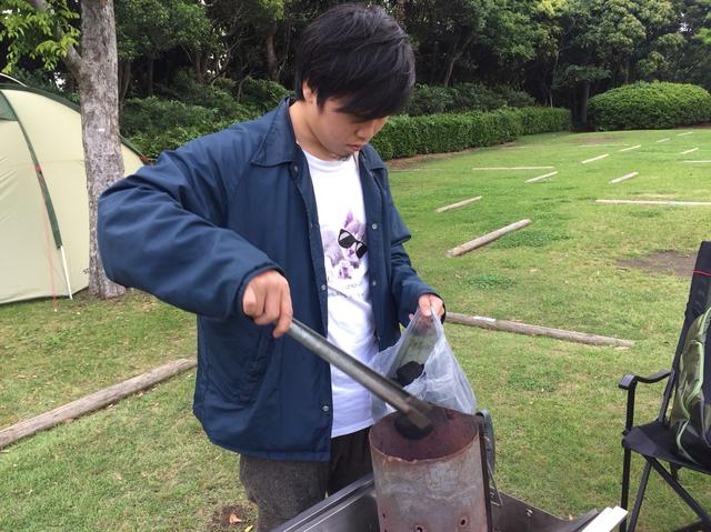 画像: 筆者撮影 ※火起こし器の底にファイヤーブロックなどの着火材を敷き、その上に炭を入れていきます