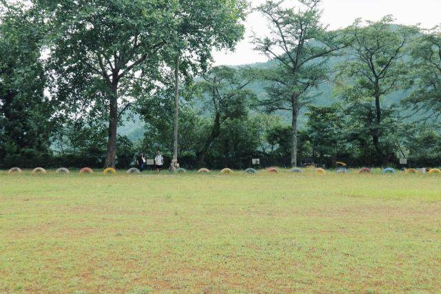 画像: 編集部撮影・校庭にあるカラフルなタイヤがかわいい