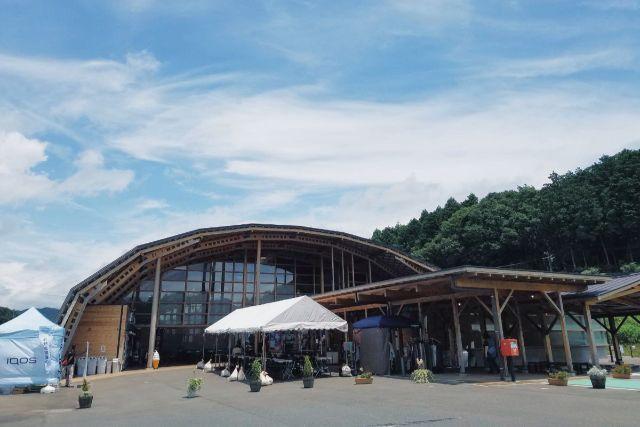 画像: 編集部撮影・木造の特徴的な形をした建物です