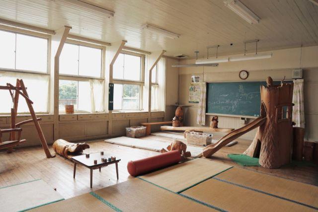 画像: 編集部撮影・子どもが遊べる木材の遊具も!