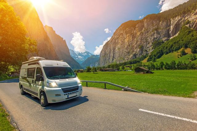 画像: ハイエースなどのバンをベースにしたバンコン 運転しやすいサイズで扱いやすい