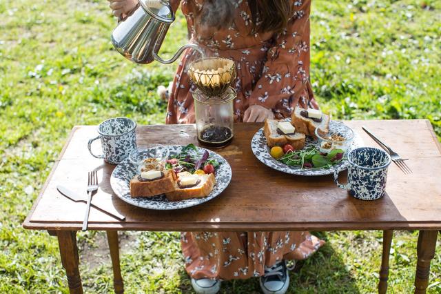 画像: ホーロー食器はサビや匂いに強く、汚れにも強い 衝撃に弱いのでキャンプやアウトドアでの取扱に注意